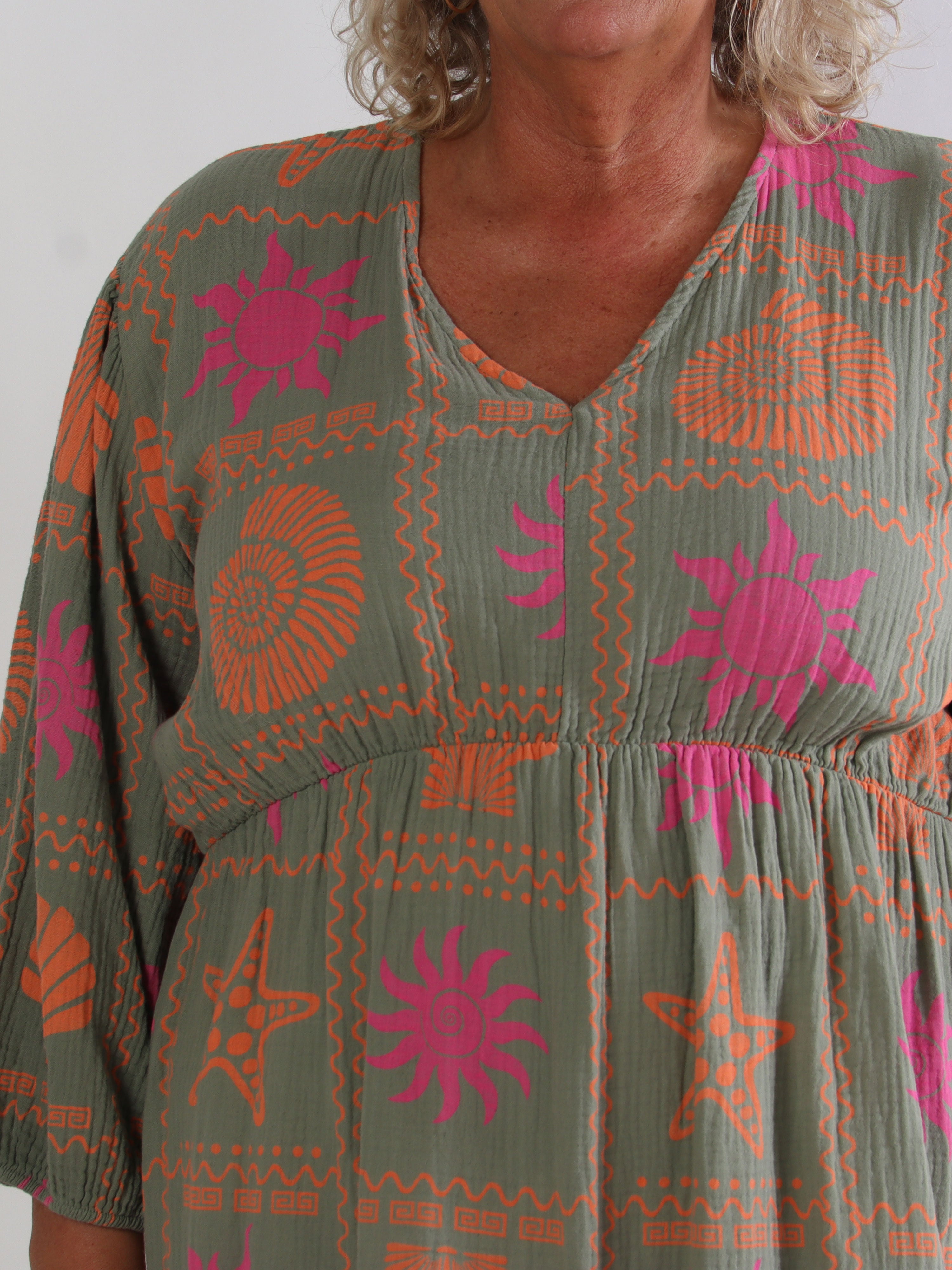 Jasmin - Lång plus size klänning i mjukt muslintyg med färgglada motiv